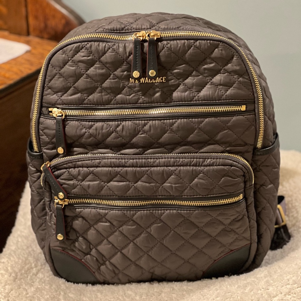 Ms Wallace Crosby Backpack. Magnet (gray).